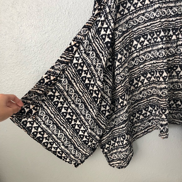 ☀️Foreign Exchange Black White Aztec Wrap Kimono - Picture 5 of 7